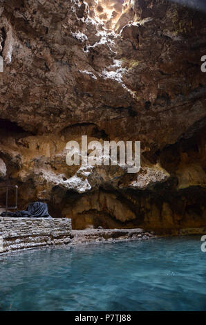 BANFF, AB / CANADA - Juillet 27, 2017 : Cave and Basin, dont la grotte est présentée ici, a été déclaré lieu historique national en 1981. Banque D'Images