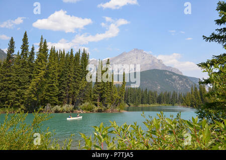 BANFF, AB / CANADA - Juillet 27, 2017 : aux canoteurs descendent la rivière près de l'allée derrière. Banque D'Images