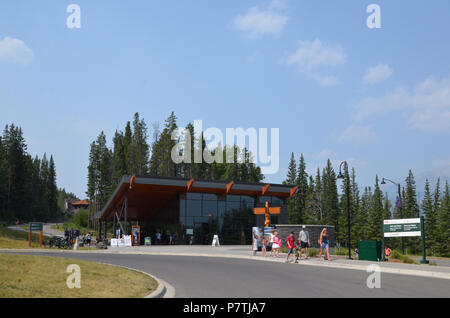 BANFF, AB / CANADA - Juillet 27, 2017 : Cave and Basin, dont le centre des visiteurs est illustré ici, a été déclaré lieu historique national en 1981. Banque D'Images