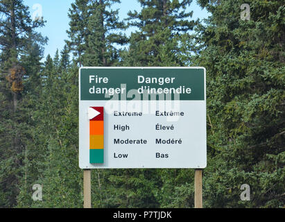 BANFF, AB / CANADA - Juillet 27, 2017 : FIre Danger sign fixé à l'Extrême sur l'autoroute transcanadienne int les Rocheuses canadiennes. Banque D'Images