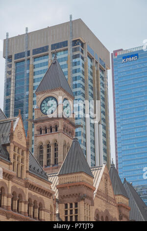 Toronto l'ancien Hôtel de Ville, tour de l'horloge juxtaposée à l'architecture moderne des downtow. Banque D'Images