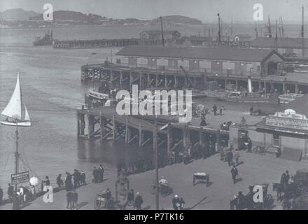 Anglais : à la recherche sur le front de mer d'Auckland à Auckland, Nouvelle-Zélande. Dans la distance, Devonport est visible avec derrière Rangitoto à gauche, et le plus près du Mont Victoria hills et North Head. Informations étendues sur la page web d'origine se lit comme suit : photographe : Winkelmann, Henry / Date : 1905 / Date : 1900-1909 / Description : Vue vers le nord sur le port à Devonport, montrant la Compagnie de ferry à vapeur de Devonport et jetée du Quay Street jetées tiré du Palace Café Gladstone, à l'angle de Queen Street et la rue Quay West / Sujet : Bord de mer, Auckland Central ; Fe vapeur Devonport Banque D'Images