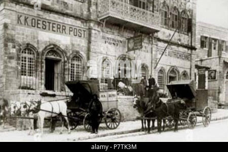 French : Photo prise en 1880 montrant le bureau de poste à Jérusalem. Les chariots, aussi portant l'inscription K. K. Oesterr. Poster (pour "la Poste Autrichienne Impériale et Royale') étaient probablement utilisés pour transporter le courrier de Jérusalem à Jaffa, où des bateaux à vapeur du Lloyd autrichien (Lloyd austriaca) serait de le transporter à Trieste ou un autre port de la Méditerranée. 4 octobre 2014, 09:53:20 Autriche 29 Jérusalem Post Office 1880 Banque D'Images