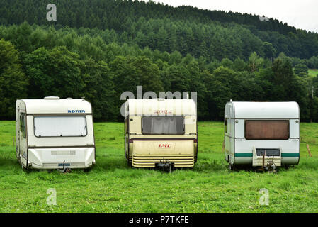 Trois vieilles caravanes sur un camping dans les Ardennes Belges Banque D'Images