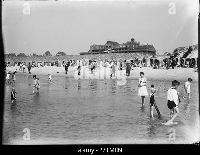 Gezicht op het strand van Bergen aan Zee vanaf het water, a rencontré op de voorgrond spelende kinderen en op de achtergrond de huizen aan de boulevard, de Pier en Panderstraat «hotel Nassau Bergen". Datum : 1920 Catalogusnummer : FO1400117 . 21 juillet 2015, 14:38 41 Bergen aan Zee (19697330870) Banque D'Images