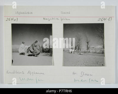 L'Afghanistan, Ghazni (Ghazna) : Menschen ; Karteikarte : Verschleierte Frauen auf einer Strasse / Blick auf die Stadtmauer und Zitadelle von Ghazni. à partir de 1939 jusqu'à 1940 64 CH-NB - Afghanistan, Ghazni (Ghazna)- Menschen - Annemarie Schwarzenbach - SLA-Schwarzenbach-A-5-21-193 Banque D'Images