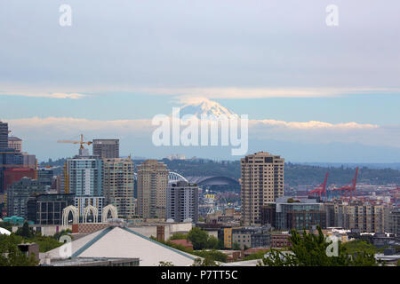Washington Downtown Seattle City skyline avec le Mont Rainier partiellement couvert de nuages Banque D'Images