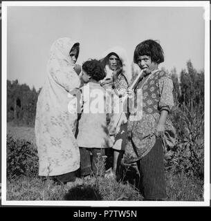 Persien, Veramin : Kinder ; Porträt von Gruppe von Kindern. à partir de 1933 jusqu'à 1934 78 CH-NB - Persien, Veramin- Kinder - Annemarie Schwarzenbach - SLA-Schwarzenbach-A-5-04-059 Banque D'Images