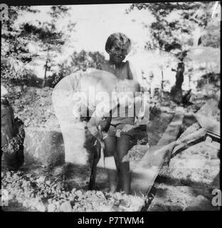 Schweden, bei Stockholm : Koop ; Kind und Frau [Doppelbelichtung grabende]. 80 juin 1937 CH-NB - Suède, Stockholm bei- Koop - Annemarie Schwarzenbach - SLA-Schwarzenbach-A-5-17-333 Banque D'Images