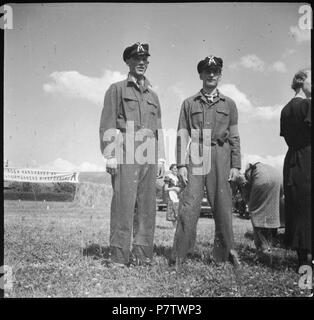 Schweden, Mariefred : Schloss Gripsholm ; Zwei Männer im dans l'ensemble, auf der Mütze das des Motormännens Riksförbund (Symbole Swedish Automobile Association). 80 juin 1937 CH-NB - Schweden, Mariefred- Schloss Gripsholm - Annemarie Schwarzenbach - SLA-Schwarzenbach-A-5-17-264 Banque D'Images