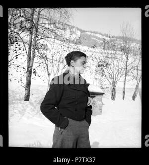 Suisse, Engadine : Menschen ; Junge Frau dans Schneelandschaft. 1936 81 CH-NB - Schweiz, Engadine- Menschen - Annemarie Schwarzenbach - SLA-Schwarzenbach-A-5-08131 Banque D'Images