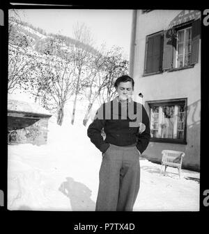 Suisse, Engadine : Menschen ; Junge Frau im Schnee vor einem Haus. 1936 81 CH-NB - Schweiz, Engadine- Menschen - Annemarie Schwarzenbach - SLA-Schwarzenbach-A-5-08-170 Banque D'Images