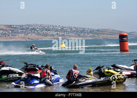 La plage de Newton, Porthcawl, Pays de Galles, 07 juillet,2018. Au cours de la détente concurrents 2018 AquaX Championnats du Royaume-Uni qui est une série de courses nationales ronde de haute vitesse, l'adrénaline-paniers P1 Aqua Cross jet racing. William Andrew Crédit/Megicks Alamy Live News Banque D'Images