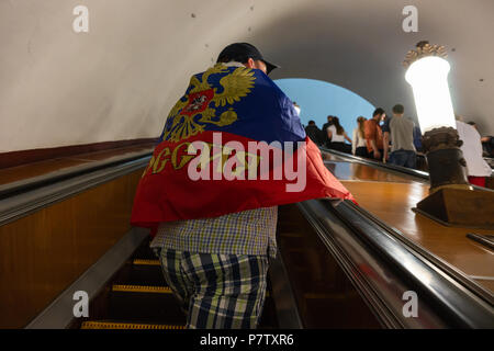 Moscou, Russie - LE SAMEDI, Juillet 7, 2018 : Fan Fest Moscou, Vorobyovy Gory près de l'Université d'État de Moscou. Fans watch jeux FIFA sur grands écrans ici. L'humeur joyeuse, beau paysages urbains. La capacité de la région est de plus de 30000 personnes. Les amateurs de football de nombreux pays se réunir ici. Les gens regardent l'Angleterre contre la Suède jeu et se prépare pour la Russie contre la Croatie jeu. Le plaisir de l'équipe nationale de football russe sur l'échelle mobile du métro de Moscou. Crédit : Alex's Pictures/Alamy Live News Banque D'Images