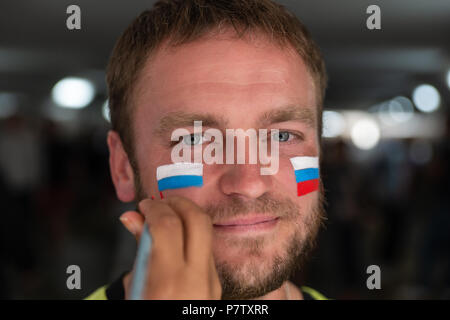 Moscou, Russie - LE SAMEDI, Juillet 7, 2018 : Fan Fest Moscou, Vorobyovy Gory près de l'Université d'État de Moscou. Fans watch jeux FIFA sur grands écrans ici. L'humeur joyeuse, beau paysages urbains. La capacité de la région est de plus de 30000 personnes. Les amateurs de football de nombreux pays se réunir ici. Les gens regardent l'Angleterre contre la Suède jeu et se prépare pour la Russie contre la Croatie jeu. Visages peints avec des drapeaux nationaux. Les gens dans la bonne humeur et positive. Crédit : Alex's Pictures/Alamy Live News Banque D'Images