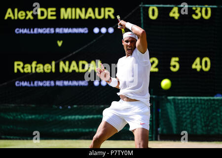 Londres, Royaume-Uni, le 7 juillet 2018 : Rafael Nadal de l'Espagne livres sa 4ème place ronde au jour 6 au tennis de Wimbledon 2018 au All England Lawn Tennis et croquet Club à Londres. Crédit : Frank Molter/Alamy live news Banque D'Images