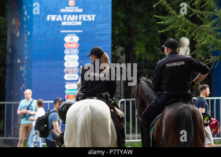 Moscou, Russie - LE SAMEDI, Juillet 7, 2018 : Fan Fest Moscou, Vorobyovy Gory près de l'Université d'État de Moscou. Fans watch jeux FIFA sur grands écrans ici. L'humeur joyeuse, beau paysages urbains. La capacité de la région est de plus de 30000 personnes. Les amateurs de football de nombreux pays se réunir ici. Les gens regardent l'Angleterre contre la Suède jeu et se prépare pour la Russie contre la Croatie jeu. Les agents de la police montée à cheval le contrôle de la loi et de l'ordre près de la zone de ventilateur. Crédit : Alex's Pictures/Alamy Live News Banque D'Images