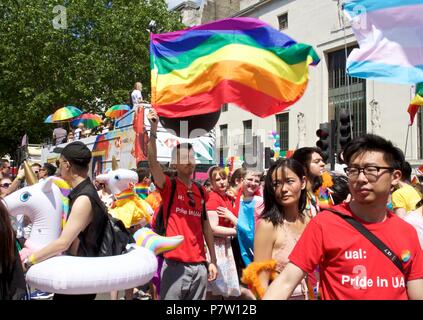 Londres, Royaume-Uni. 7 juillet 2018. Les gens de l'Université des arts de Londres (UAL) à la parade de la fierté de Londres 2018, rejoignant plus de 1 millions d'assister à la marche aujourd'hui pour célébrer les LGBT +. Credit : Dimple Patel/Alamy Live News Banque D'Images