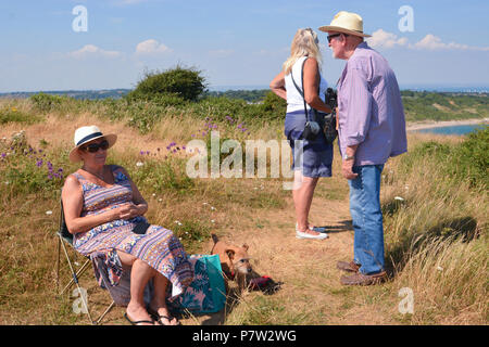 Culver, UK. 07Th Juillet, 2018. Les touristes et les habitants se rassemblent sur le haut de Culver vers le bas sur l'île de Wight, pour voir le 'Round The Island Yacht Race" 2018. Crédit : Matthieu Blythe/Alamy Live News Banque D'Images