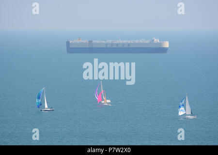 Culver, UK. 07Th Juillet, 2018. Yachts passant le plus oriental de l'île au cours de la 'Round The Island Yacht Race" 2018. Photographie prise de Culver bas sur l'île de Wight surplombant la baie Whitecliff et Portsmouth comme les yachts naviguer à travers le canal Solent vers la ligne d'arrivée à Cowes. Crédit : Matthieu Blythe/Alamy Live News Banque D'Images