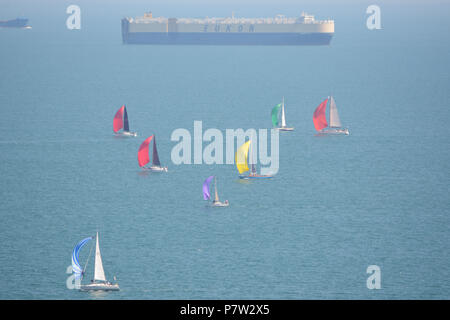 Culver, UK. 07Th Juillet, 2018. Yachts passant le plus oriental de l'île au cours de la 'Round The Island Yacht Race" 2018. Photographie prise de Culver bas sur l'île de Wight surplombant la baie Whitecliff et Portsmouth comme les yachts naviguer à travers le canal Solent vers la ligne d'arrivée à Cowes. Crédit : Matthieu Blythe/Alamy Live News Banque D'Images