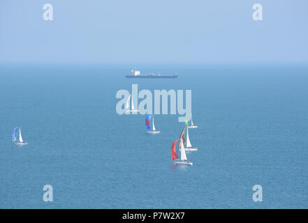 Culver, UK. 07Th Juillet, 2018. Yachts passant le plus oriental de l'île au cours de la 'Round The Island Yacht Race" 2018. Photographie prise de Culver bas sur l'île de Wight surplombant la baie Whitecliff et Portsmouth comme les yachts naviguer à travers le canal Solent vers la ligne d'arrivée à Cowes. Crédit : Matthieu Blythe/Alamy Live News Banque D'Images