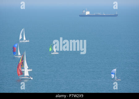 Culver, UK. 07Th Juillet, 2018. Yachts passant le plus oriental de l'île au cours de la 'Round The Island Yacht Race" 2018. Photographie prise de Culver bas sur l'île de Wight surplombant la baie Whitecliff et Portsmouth comme les yachts naviguer à travers le canal Solent vers la ligne d'arrivée à Cowes. Crédit : Matthieu Blythe/Alamy Live News Banque D'Images