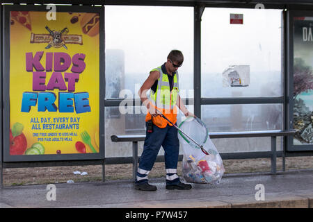 Repas gratuit pour les enfants à Blackpool, Lancashire, Royaume-Uni. Juillet 2018. Conseil ouvriers en grande propreté après une nuit de célébration. La victoire de l'Angleterre donne un coup de pouce à l'économie du nord-ouest avec des bars et des restaurants qui profitent d'un boom des affaires alors que la ville célèbre. Banque D'Images