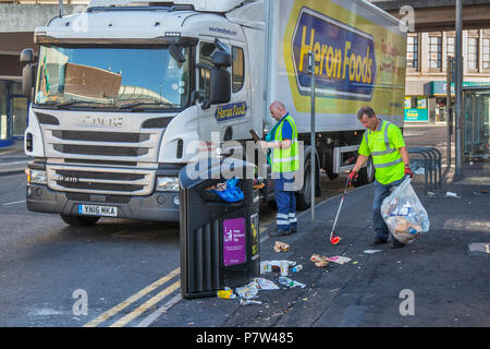Blackpool, Lancashire, Royaume-Uni. 8 juillet, 2018. Grand nettoyage après une nuit de fête. La victoire de l'Angleterre donne au nord-ouest de l'économie avec des bars et restaurant jouit d'une flèche comme la ville célèbre. Credit : MediaWorldImages/Alamy Live News Banque D'Images