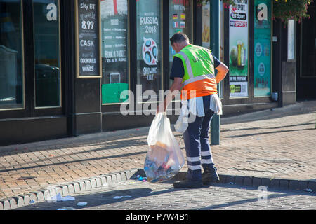 Blackpool, Lancashire, Royaume-Uni. 8 juillet, 2018. Grand nettoyage après une nuit de fête. La victoire de l'Angleterre donne au nord-ouest de l'économie avec des bars et restaurant jouit d'une flèche comme la ville célèbre. Credit : MediaWorldImages/Alamy Live News Banque D'Images