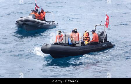 Phuket, Thailande. 8 juillet, 2018. Les membres de l'équipe de sauvetage thaïlandais recherche de passagers manquant à partir de l'embarcation a chaviré dans la zone de l'accident à Phuket, Thaïlande, le 8 juillet 2018. Au moins 42 personnes ont été confirmées décédées et 14 autres personnes toujours portées disparues après deux bateaux a chaviré dans une tempête au large du sud de l'île de Phuket, en Thaïlande, les responsables thaïlandais a déclaré samedi. Credit : Qin Qing/Xinhua/Alamy Live News Banque D'Images