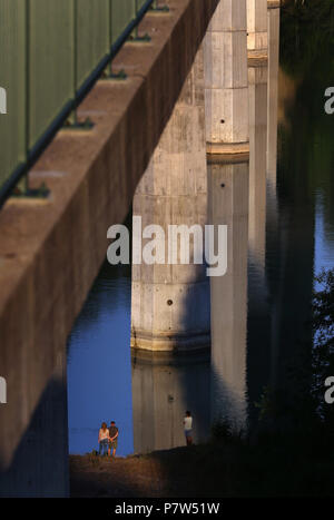 Allemagne, Schongau. 7 juillet, 2018. Les gens peuvent être vu ci-dessous les 45 mètres de haut pont de Lechtal. Credit : Karl-Josef Opim/dpa/Alamy Live News Banque D'Images