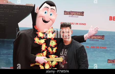 Allemagne, Berlin. 8 juillet, 2018. Acteur Rick Kavanian arrive pour la première du film "Hotel Transylvania 3 : Les vacances d'été'. Le film arrivera dans les salles allemandes le 16 juillet 2018. Credit : Jörg Carstensen/dpa/Alamy Live News Banque D'Images