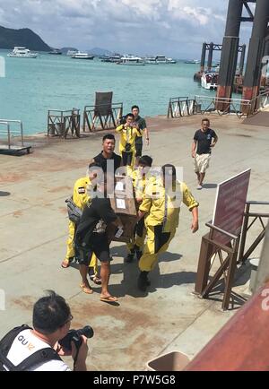 Phuket. 8 juillet, 2018. Les membres de l'équipe de sauvetage thaïlandais et chinois se préparer pour retrouver les passagers du bateau chaviré à Phuket, Thaïlande, le 8 juillet 2018. Au moins 42 personnes ont été confirmées décédées et 14 autres sont encore portés disparus après deux bateaux a chaviré dans une tempête au large du sud de l'île de Phuket, en Thaïlande, les responsables thaïlandais a déclaré samedi. Source : Xinhua/Alamy Live News Banque D'Images