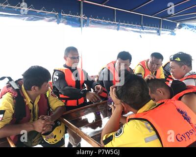 Phuket. 8 juillet, 2018. Les membres de l'équipe de sauvetage thaïlandais disscuss avec l'équipe de sauvetage chinois durant la recherche de passagers manquant à partir du bateau chaviré à Phuket, Thaïlande, le 8 juillet 2018. Au moins 42 personnes ont été confirmées décédées et 14 autres sont encore portés disparus après deux bateaux a chaviré dans une tempête au large du sud de l'île de Phuket, en Thaïlande, les responsables thaïlandais a déclaré samedi. Source : Xinhua/Alamy Live News Banque D'Images