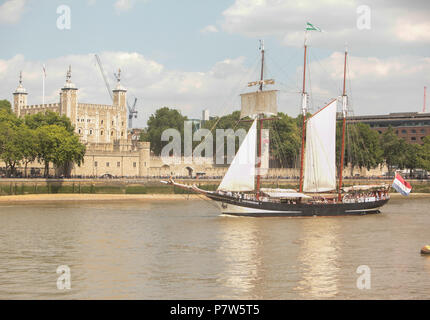 London UK 8 Juillet 2018 Le trois-mâts goélette à hunier 'Oosterschelde' est le dernier représentant de la grande flotte de goélettes qui ont navigué sous pavillon néerlandais au début du 20ème siècle. En tant que plus grand voilier néerlandais restauré l 'Oosterschelde' est un monument pour la construction navale néerlandaise et la navigation maritime à la voile. Le Thalassa est trois master est une des plus belles et les plus rapides à la mer de la flotte néerlandaise.passant par le Tower Bridge aujourd'Quezada-Neiman @Paul/Alamy Live News Banque D'Images