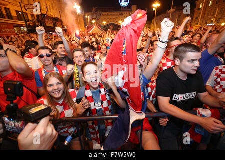 Zagreb, Croatie. 7 juillet, 2018. Fans de Croatie regarder la Coupe du Monde FIFA 2018 match quart entre la Russie et la Croatie à Zagreb, capitale de la Croatie, le 7 juillet 2018. La Croatie a gagné 6-5 (4-3 en tirs de barrage) et avancé pour les demi-finales. Credit : Davor Puklavec/Xinhua/Alamy Live News Banque D'Images