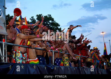 Madrid, Espagne. 7 juillet, 2018. Gay Pride Parade 2018 à Madrid, Espagne, le 7 juillet 2018. Des centaines de gay et lesbiennes sont vus au cours de la démonstration à l'encontre de LGBT phobies LGBT dans 'Madrid Gay Pride 2018". Cette année marque 40 ans depuis la première de Madrid manifestation LGBT autorisé a été organisée par la libération homosexuelle Crédit : Jorge Rey/media/Alamy Punch Live News Banque D'Images