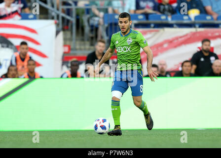 7 juillet, 2018 ; Foxborough, Massachusetts, USA, Seattle Sounders FC terrain Victor Rodriguez (8) en action lors d'un match entre MLS Seattle Sounders FC et New England Revolution au Stade Gillette. Le match s'est terminé dans un 0-0 draw. Anthony Nesmith/CSM Banque D'Images