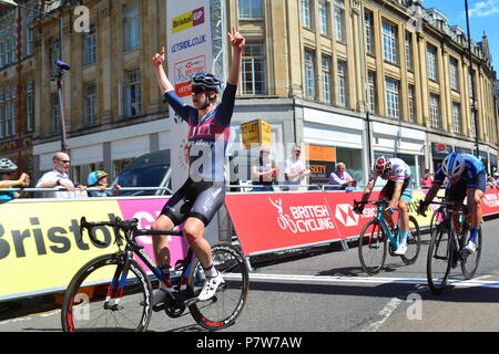 Bristol, Royaume-Uni. 08 juillet, 2018. Un festival gratuit de la randonnée à vélo, l'Elite Pro Racers et puis après l'événement ride la piste, pour tous les âges.Il y avait un long début retardé pour les principaux hommes Pro Racers en raison de ne pas assez de barrières de sécurité mises en place. Mike Tindall était vu à l'événement sur un très très chaud et humide journée. Robert Timoney/Alamy/Live/News Crédit : Robert Timoney/Alamy Live News Banque D'Images