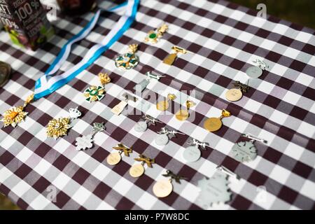 03 juin 2018, Garßen, Allemagne : les commandes et les plaques sont sur la table à l'avance de la proclamation de l'tireurs du tournage festival en Garßen près de celle. Photo : Philipp von Ditfurth/dpa Banque D'Images