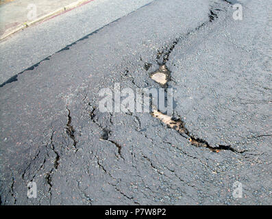 Glasgow, Écosse, Royaume-Uni 8e juillet. Météo Royaume-uni:Sunny sizzling temps persiste et la surface de la route se plie et se casse les fissures qu'elle ondule sous la chaleur le tarmac souffre mal. Gérard Ferry/Alamy news Banque D'Images