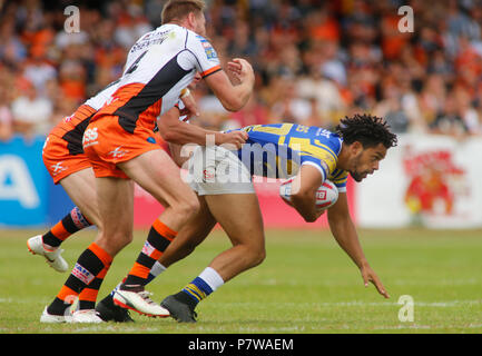 Mend-A-tuyau Jungle, Castleford, West Yorkshire, 8e juillet 2018. Josh Walters de Leeds Rhinos abordé par Michael Shenton et Jake Trueman de Castleford Castleford Tigers vs tigres pendant Leeds Rhinos Betfred Super League. Credit : Touchlinepics/Alamy Live News Banque D'Images