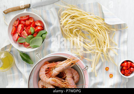 Top View raw ingrédients pour la cuisson des pâtes aux crevettes Banque D'Images