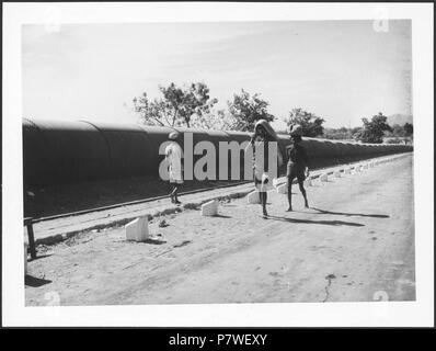 Britisch-Indien, Bombay (Mumbai) : Landschaft ; Rohre neben einer Strasse, davor Menschen. à partir de 1939 jusqu'à 1940 68 CH-NB - Britisch-Indien, Bombay (Mumbai)- Landschaft - Annemarie Schwarzenbach - SLA-Schwarzenbach-A-5-23-096 Banque D'Images