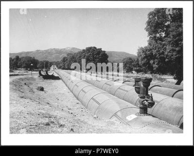 Britisch-Indien, Bombay (Mumbai) : Landschaft ; Vier nebeneinanderliegende Rohre neben einem Gleis. à partir de 1939 jusqu'à 1940 68 CH-NB - Britisch-Indien, Bombay (Mumbai)- Landschaft - Annemarie Schwarzenbach - SLA-Schwarzenbach-A-5-23-100 Banque D'Images