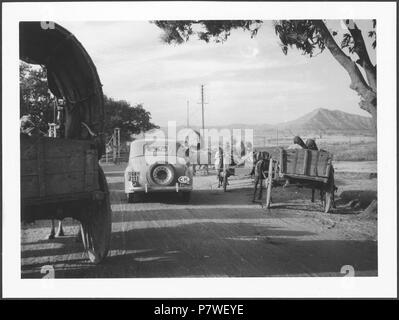 Britisch-Indien, Bombay (Mumbai) : Der Landschaft ; Ford auf einer Strasse en Holzkarren. à partir de 1939 jusqu'à 1940 68 CH-NB - Britisch-Indien, Bombay (Mumbai)- Landschaft - Annemarie Schwarzenbach - SLA-Schwarzenbach-A-5-23-099 Banque D'Images