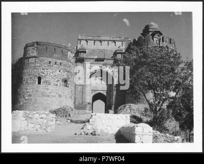 Britisch-Indien, Delhi : Vieux Fort (Purana Qila) ; ein Tor flankiert von zwei runden Türmen. à partir de 1939 jusqu'à 1940 68 CH-NB - Britisch-Indien, Delhi- Vieux Fort (Purana Qila) - Annemarie Schwarzenbach - SLA-Schwarzenbach-A-5-22-071 Banque D'Images