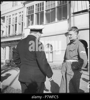 Finlande, Helsinki : Segeln ; Ein Mann en uniforme und ein vi Mann im Gespräch. 70 juin 1937 CH-NB - Finlande, Helsinki- Segeln - Annemarie Schwarzenbach - SLA-Schwarzenbach-A-5-17-016 Banque D'Images