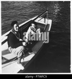 Finlande, Helsinki : Segeln ; Ein Mann und eine Frau auf einem Schiff. 70 juin 1937 CH-NB - Finlande, Helsinki- Segeln - Annemarie Schwarzenbach - SLA-Schwarzenbach-A-5-17-023 Banque D'Images